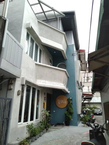 a building with a sign on the side of it at 愛旅行民宿&近東大門夜市 in Hualien City