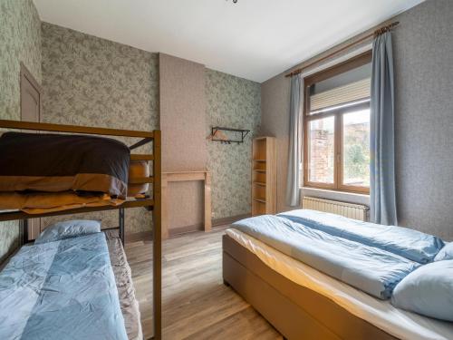 een slaapkamer met 2 stapelbedden en een raam bij s'Ameuse bien in Dinant