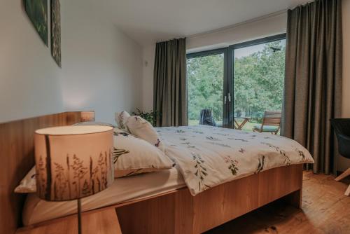Postel nebo postele na pokoji v ubytování Apartmány Kurovický lom