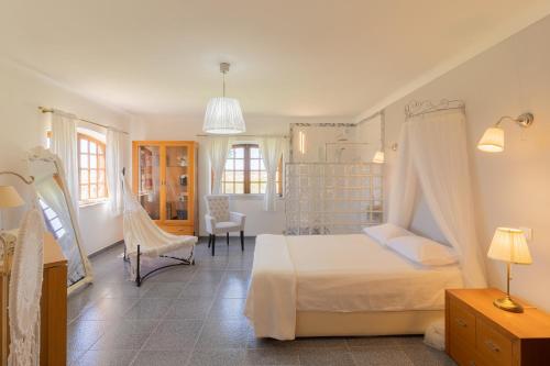 - une chambre blanche avec un lit et une salle de bains dans l'établissement Villa Petalas de Amor V063, à Lagos
