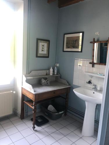 W łazience znajduje się umywalka i toaleta. w obiekcie Mon Plaisir de Carteret w mieście Barneville-Carteret