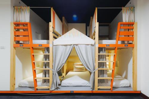 מיטה או מיטות קומותיים בחדר ב-阿信輕旅