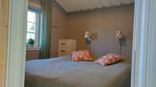 een slaapkamer met een bed met 2 kussens erop bij Messlingen 412, Funäsdalen in Funäsdalen