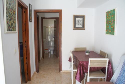 a room with a table and a bathroom with a toilet at Playa Las Fuentes Bello LUXURY Apartament Pp2 PET in Alcossebre