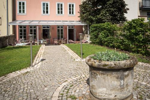a large stone planter in front of a house at Hotel am Goethehaus in Weimar