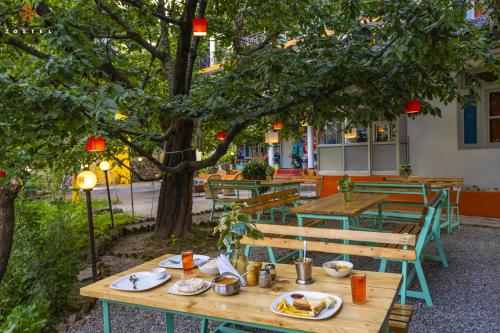 a picnic table with food on it under a tree at Zostel Old Manali in Manāli
