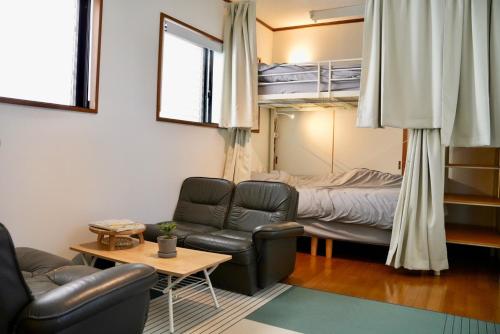 Soma的住宿－Soma Guesthouse mawari，客厅配有沙发和1张床