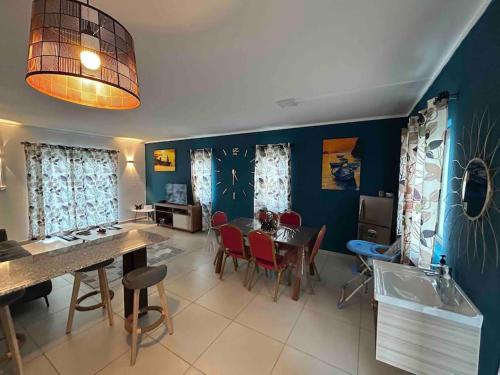 een keuken en eetkamer met een tafel en stoelen bij North Mauritius New-built 2-bedroom Villa with shared pool in Grand Gaube