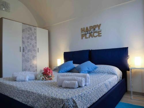 - une chambre dotée d'un lit bleu et d'un panneau mural indiquant le prix dans l'établissement Jacuzzi, Vista Mare, Due Ampi Terrazzi Esclusivi, à Camporosso