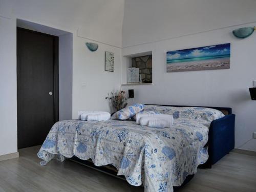 - une chambre avec un lit et 2 oreillers dans l'établissement Jacuzzi, Vista Mare, Due Ampi Terrazzi Esclusivi, à Camporosso