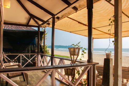 a view of the beach from the beach house at Cuba Patnem in Patnem