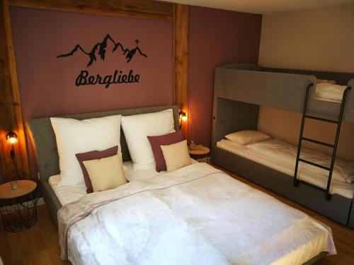 1 dormitorio con 2 literas y 1 cama con sábanas blancas en Ferienwohnung Achselkopf en Musau