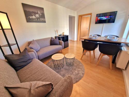 ein Wohnzimmer mit einem Sofa und einem Tisch in der Unterkunft Ferienwohnung Chemnitz Zentrum mit Stellplatz Frühstück möglich in Chemnitz