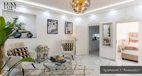 ein Wohnzimmer mit einem Bett und einem Tisch und Stühlen in der Unterkunft LUXXLOFT Luxusapartments Wetzlar in Wetzlar