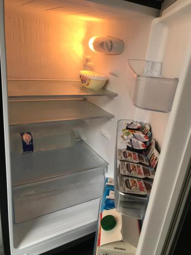 - un réfrigérateur ouvert avec de la nourriture à l'intérieur dans l'établissement Fully Equipped Apt for 3, near Negresco Nice, à Nice