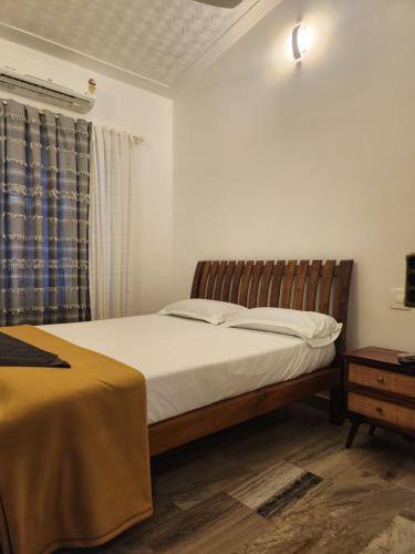 Llit o llits en una habitació de vintage valley urban cottage
