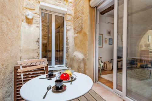 - une table sur le balcon d'une maison dans l'établissement Les Voûtes Centre historique de Montpellier, à Montpellier