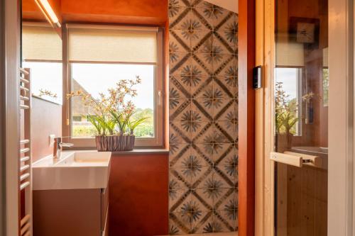 Parc La Dune Marrakesh Lodge في فارمينهاوْسِن: حمام مع حوض ونافذة