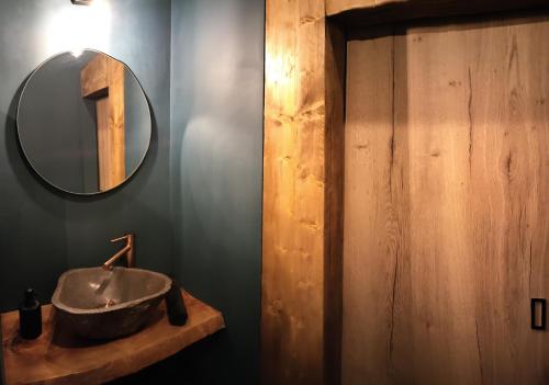 a bathroom with a sink and a mirror at La folie 20 Spa in Hon-Hergies
