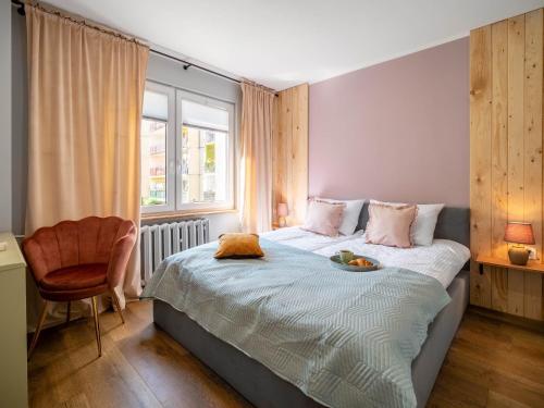 a bedroom with a bed with a bowl of fruit on it at Gdynia Wyjątkowy Apartament przy Lesie by Renters in Gdynia