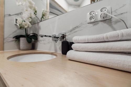 a bathroom with a sink and towels on a counter at Góralska Prowincja in Kościelisko