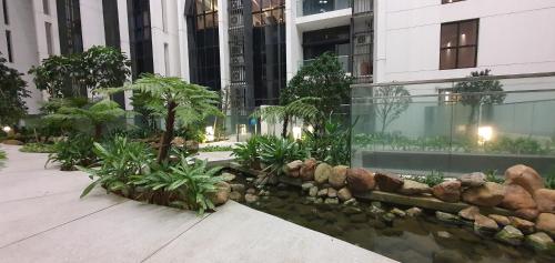 Un jardín fuera de mcity with Pool KL city view