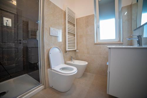 a bathroom with a toilet and a shower and a sink at WHITE VEIO LODGE in Rome
