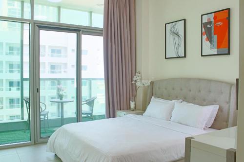Postel nebo postele na pokoji v ubytování Luxury One Bedroom Apartment - Fully Furnished in Dubai Marina