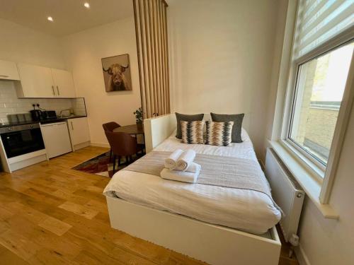 1 dormitorio con 1 cama, cocina y ventana en 208, The Kové, West Hill Road, en Bournemouth