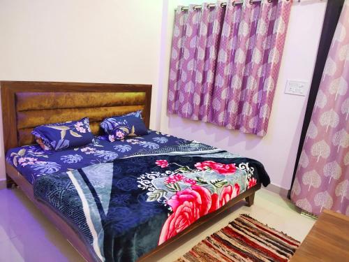 Postel nebo postele na pokoji v ubytování Deviksha Home Stay