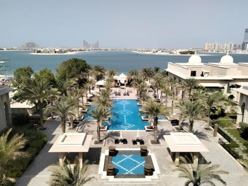 Výhled na bazén z ubytování Pine - Beautiful Apartment With View of Palm Jumeirah nebo okolí