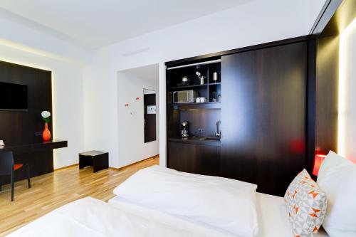 1 dormitorio con cama blanca y pared negra en sevenDays Hotel BoardingHouse en Heidelberg