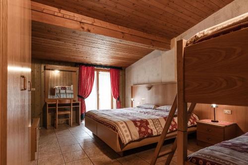 a bedroom with a bed and a desk at Hotel Job in Monclassico
