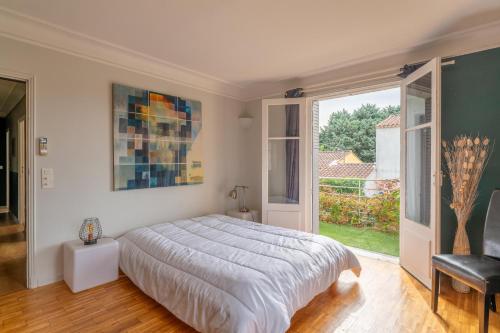 sypialnia z łóżkiem i dużym oknem w obiekcie Vacances révées au Pin Parasol w mieście Le Thor
