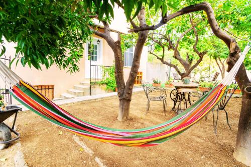 eine Hängematte, die von einem Baum im Hof hängt in der Unterkunft [Mare - Ciclabile] Giardino e Parcheggio gratuito in Sanremo