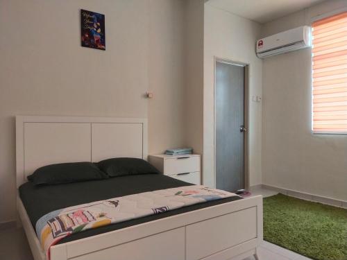 Ένα ή περισσότερα κρεβάτια σε δωμάτιο στο Axaida Homestay Parit Jawa