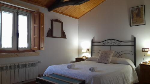 een slaapkamer met een bed en een raam bij Casa de Piñeiro y SPA (opcional) in Santiago de Compostela