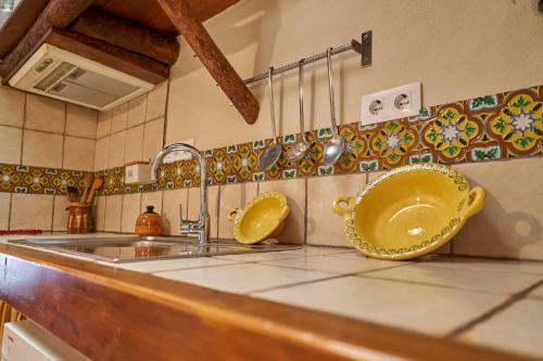 フエンテエリドスにあるTragaluz Iの- キッチンカウンター(シンク、黄色いボウル付)