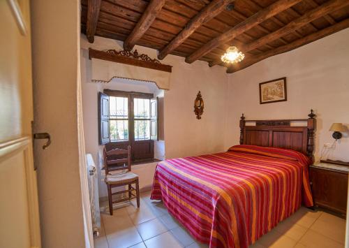 フエンテエリドスにあるTragaluz Iのベッドルーム1室(ベッド1台、椅子1脚付)
