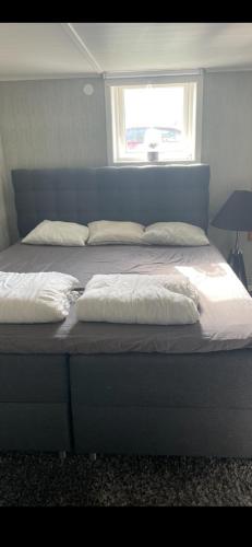 מיטה או מיטות בחדר ב-Centralt boende i Grebbestad