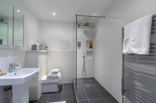 Bathroom sa Somerset House Apartment - Charming Period 1BD