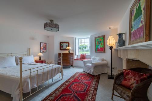 巴斯的住宿－Somerset House Apartment - Charming Period 1BD，一间卧室配有一张床和一个壁炉