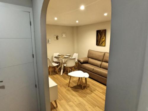 sala de estar con sofá y mesa en Apartamento DON MANUEL, en Córdoba