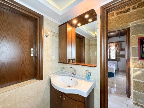 y baño con lavabo y espejo. en Private Pool with Sea & Mountain View ,Full Privacy - Villa Kyriaki, en Kissamos