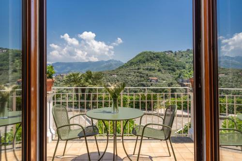d'une table et de chaises sur un balcon avec vue. dans l'établissement I Monolocali, à SantʼAgata sui Due Golfi