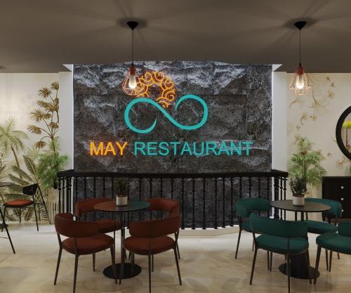Un restaurante u otro lugar para comer en Awesome Hanoi Hostel