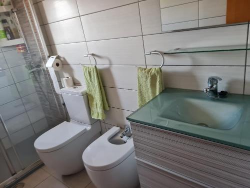 a bathroom with a toilet and a sink and a tub at Chalet Adosado Unifamiiar Rocasol Beach Torrevieja in Torrevieja
