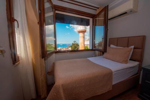 una camera con letto e finestra con faro di Hotel Daphne a Istanbul