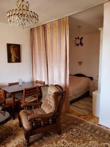sala de estar con mesa y dormitorio en Amiryan apartment, en Ereván
