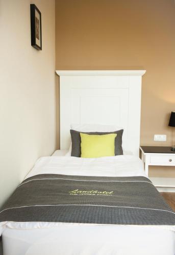 Кровать или кровати в номере Landhotel zum grünen Kranze